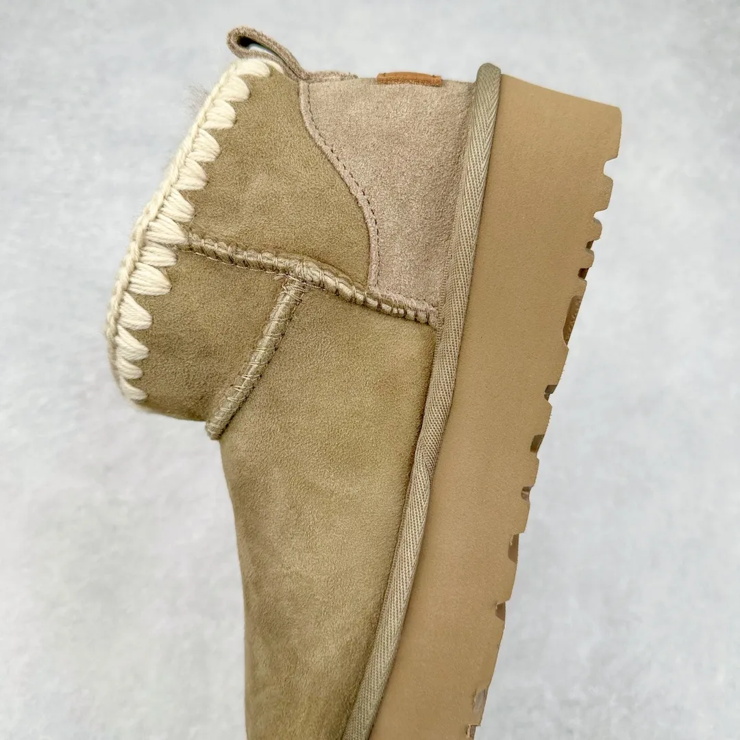 Pick up locally 💰520 UGG 6109G classic wooden buckle autumn and winter sheep fur all-in-one snow boots. All shoes are made from ZP. Longfeng A-grade Australian imported sheep fur all-in-one women's boots. Brand OEM production line. Fully follow the ZP process. Original pattern maker of the OEM. Adhering to the principle of no original shoes and no development selection. Pay attention to every detail. The most authentic version on the market TREADLITE "Light Wing" technology outsole Lightweight/durable/flexible/pile size: 35 36 37 38 39 40 Coding: by2936090